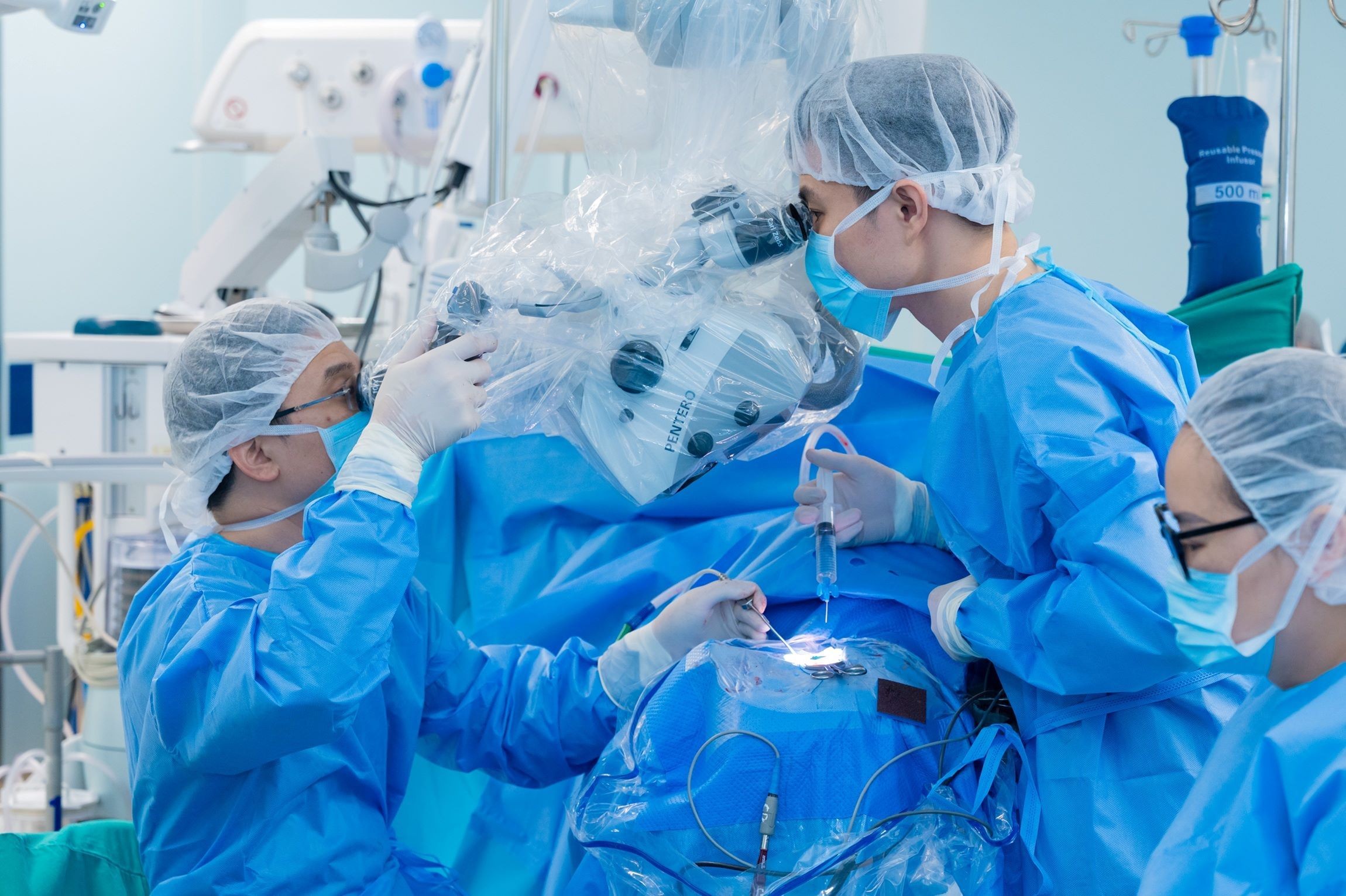 (Ảnh 1 – Ca phẫu thuật tách mạch máu chèn ép ra khỏi dây thần kinh số VII dưới kính vi phẫu)