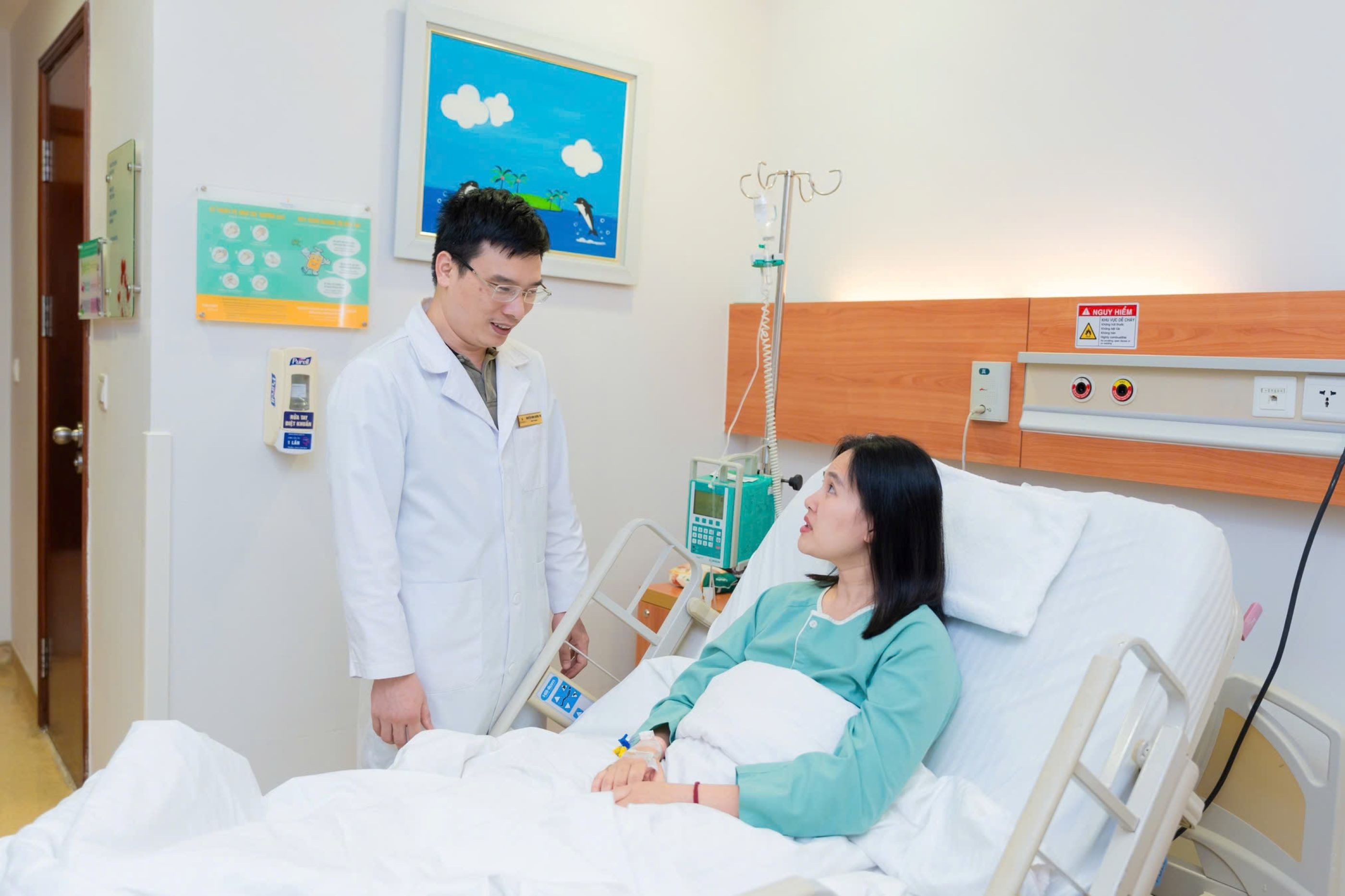 (Ảnh 2 – Chị Liên xúc động với gương mặt bình thường sau phẫu thuật)