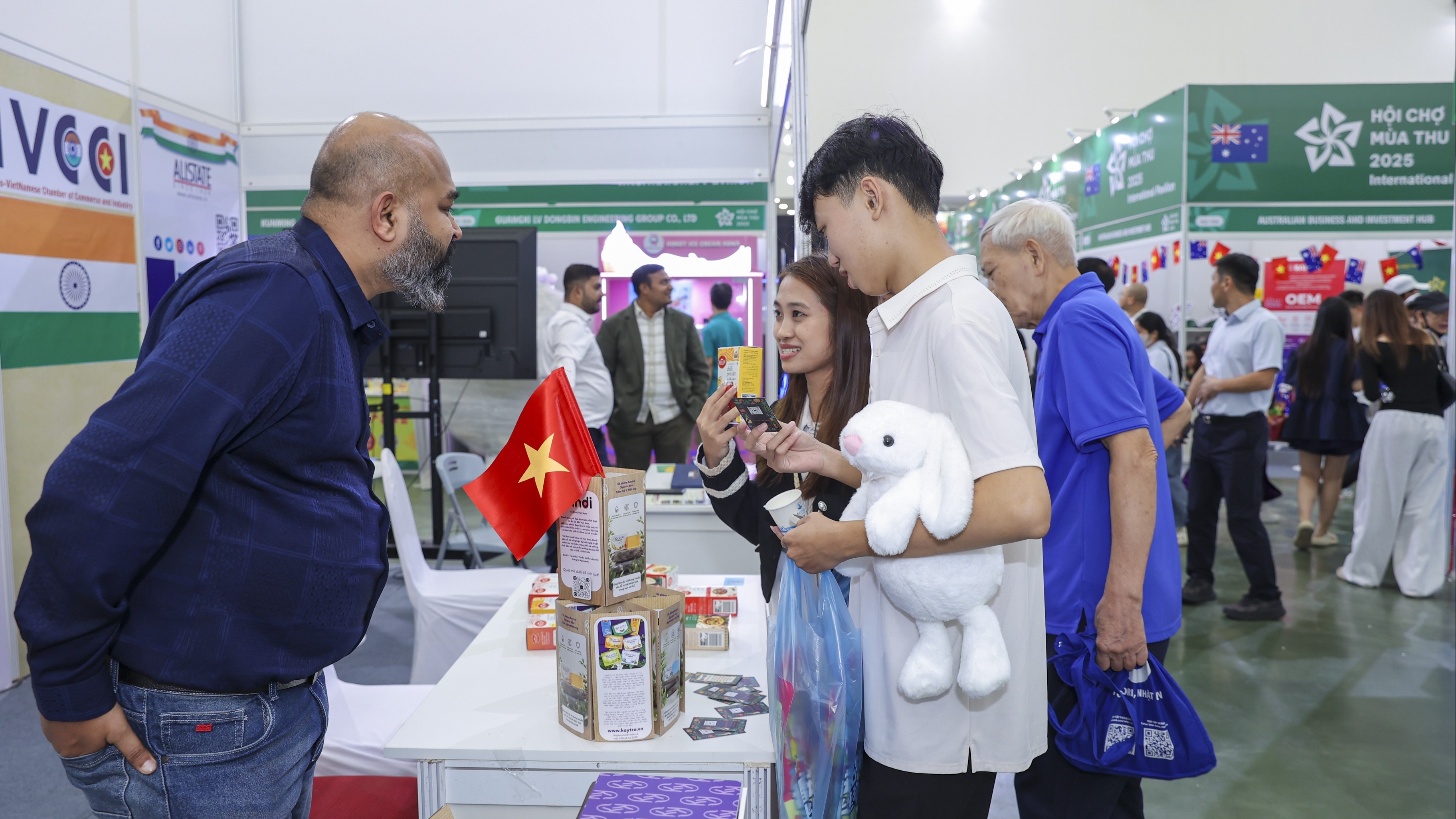 Sắc màu năm châu giữa lòng Hội chợ Mùa Thu