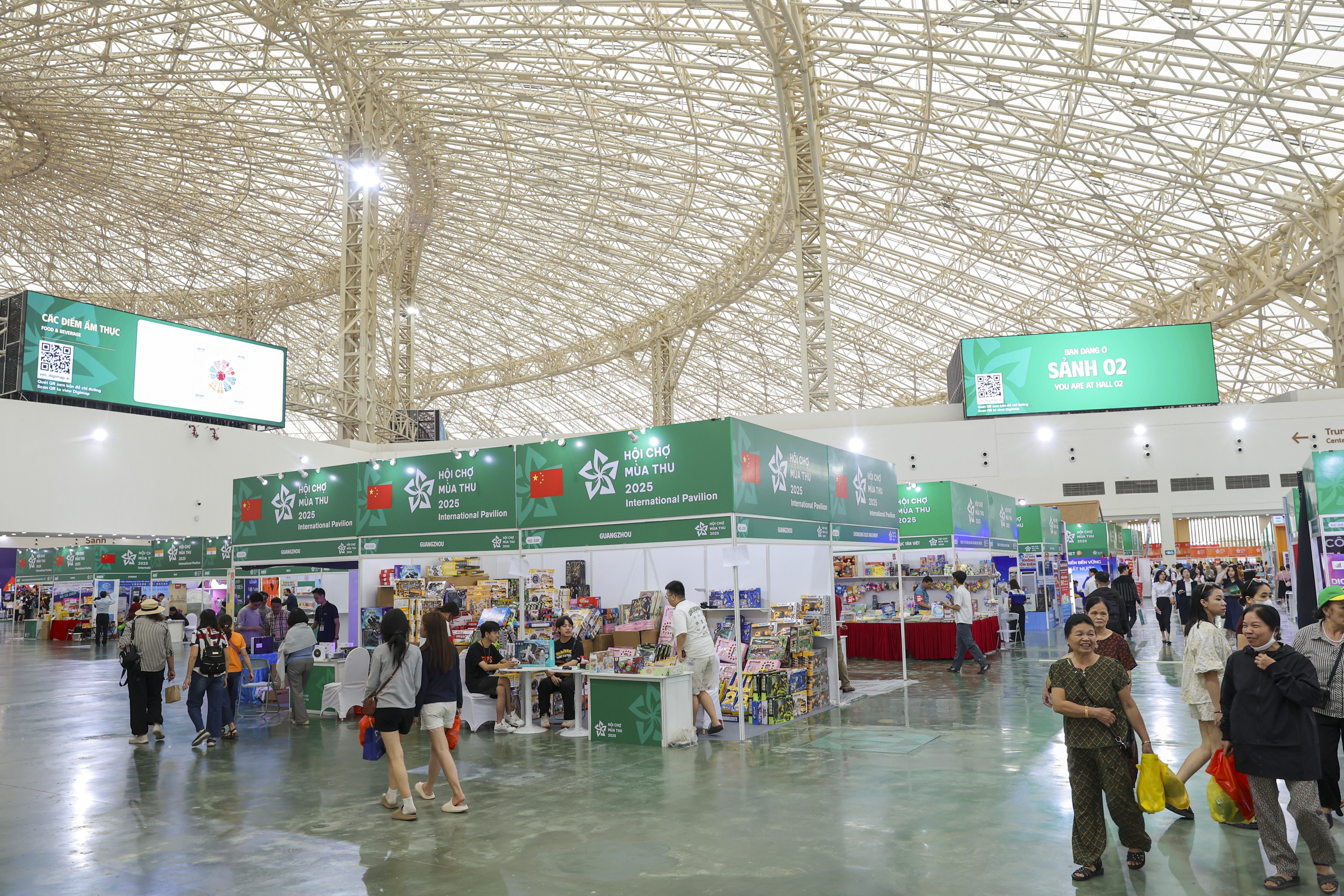 Sắc màu năm châu giữa lòng Hội chợ Mùa Thu Sắc màu năm châu giữa lòng Hội chợ Mùa Thu