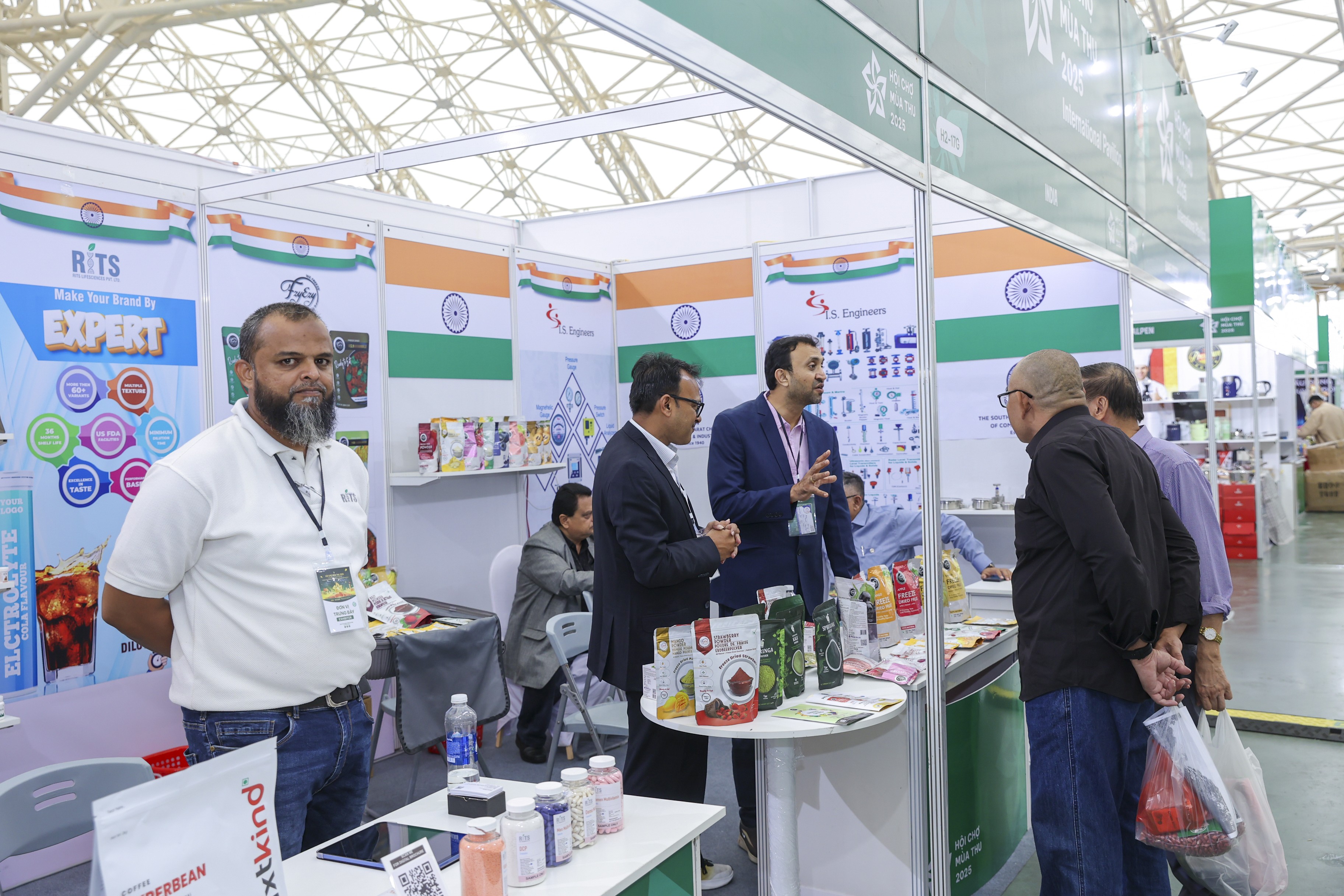 Gian hàng Ấn Độ ghi dấu ấn với nhiều mặt hàng phong phú như hoa quả sấy, nước ngọt, thực phẩm chức năng bảo vệ sức khỏe... Đại diện doanh nghiệp trực tiếp giới thiệu công dụng, ưu thế chất lượng và quy trình sản xuất tới khách tham quan Việt Nam. Gian hàng Ấn Độ ghi dấu ấn với nhiều mặt hàng phong phú như hoa quả sấy, nước ngọt, thực phẩm chức năng bảo vệ sức khỏe... Đại diện doanh nghiệp trực tiếp giới thiệu công dụng, ưu thế chất lượng và quy trình sản xuất tới khách tham quan Việt Nam.