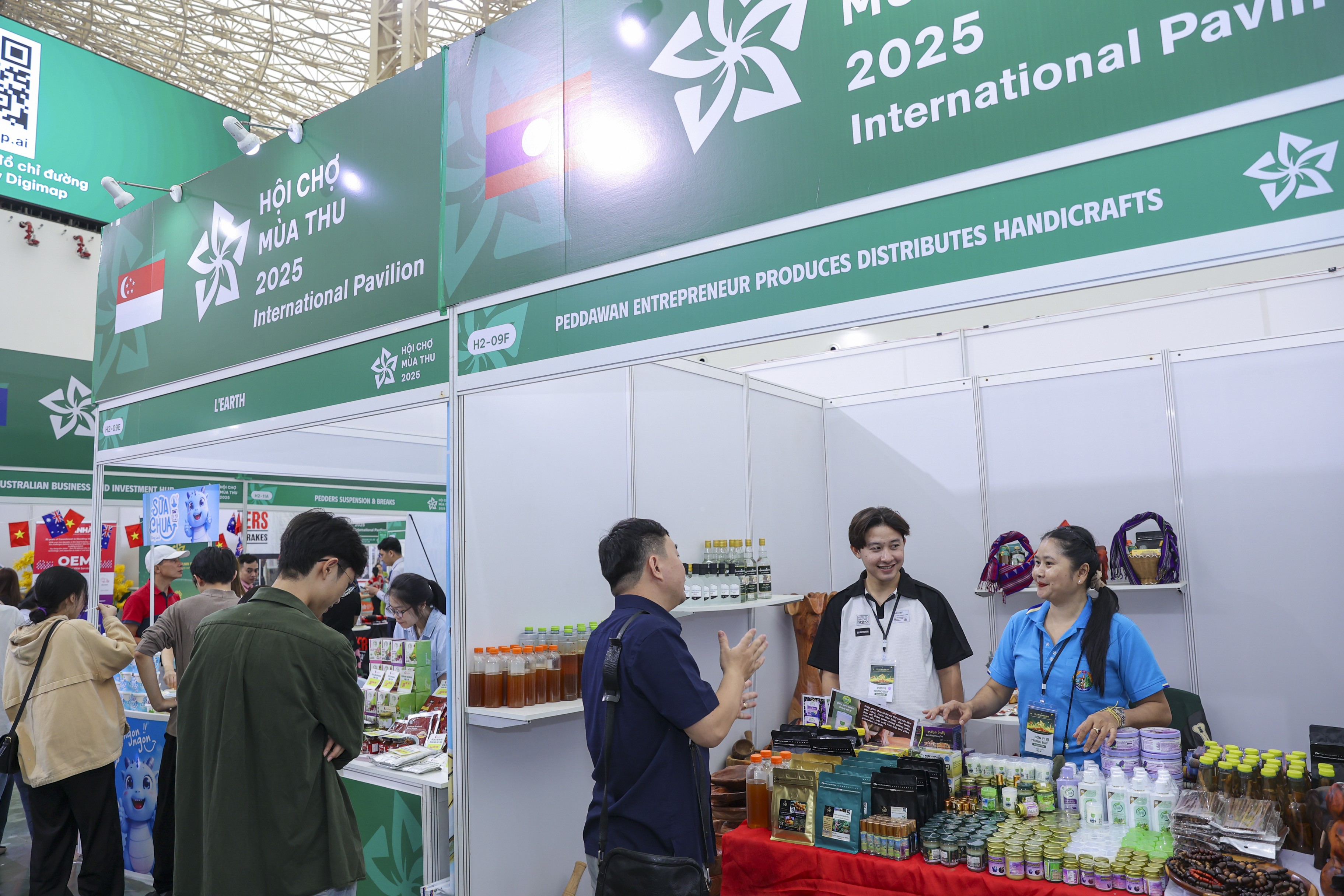 Những sản phẩm thủ công tinh xảo như đồ gỗ mỹ nghệ, khăn thổ cẩm, đồ uống truyền thống (trà, cà phê), mỹ phẩm thiên nhiên, mật ong rừng, các loại gia vị đặc sản... được bày bán tại gian hàng Lào. Những sản phẩm thủ công tinh xảo như đồ gỗ mỹ nghệ, khăn thổ cẩm, đồ uống truyền thống (trà, cà phê), mỹ phẩm thiên nhiên, mật ong rừng, các loại gia vị đặc sản... được bày bán tại gian hàng Lào.