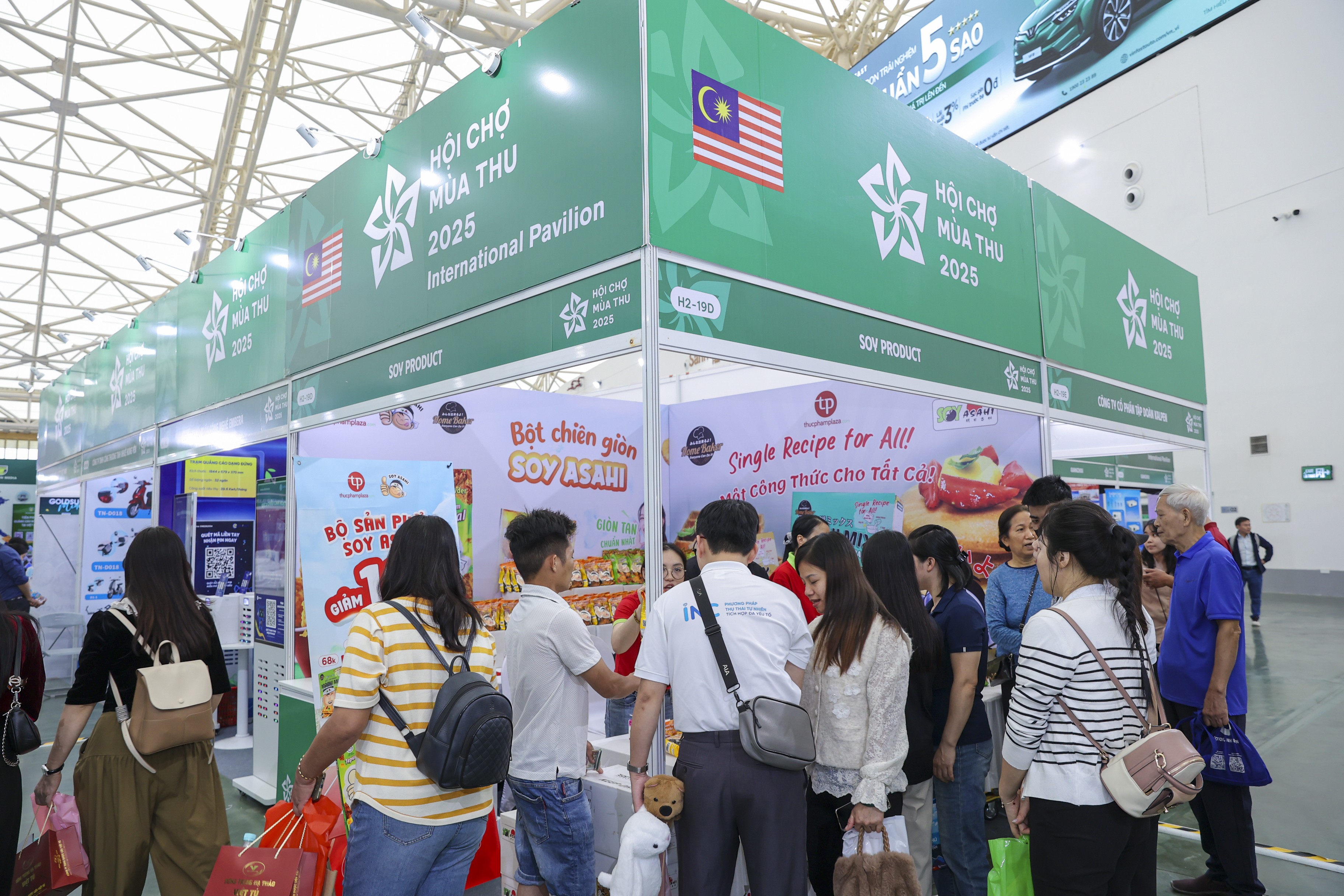 Gian hàng Malaysia thu hút nhiều du khách tới trải nghiệm các sản phẩm được chế biến từ nấm. Gian hàng Malaysia thu hút nhiều du khách tới trải nghiệm các sản phẩm được chế biến từ nấm.