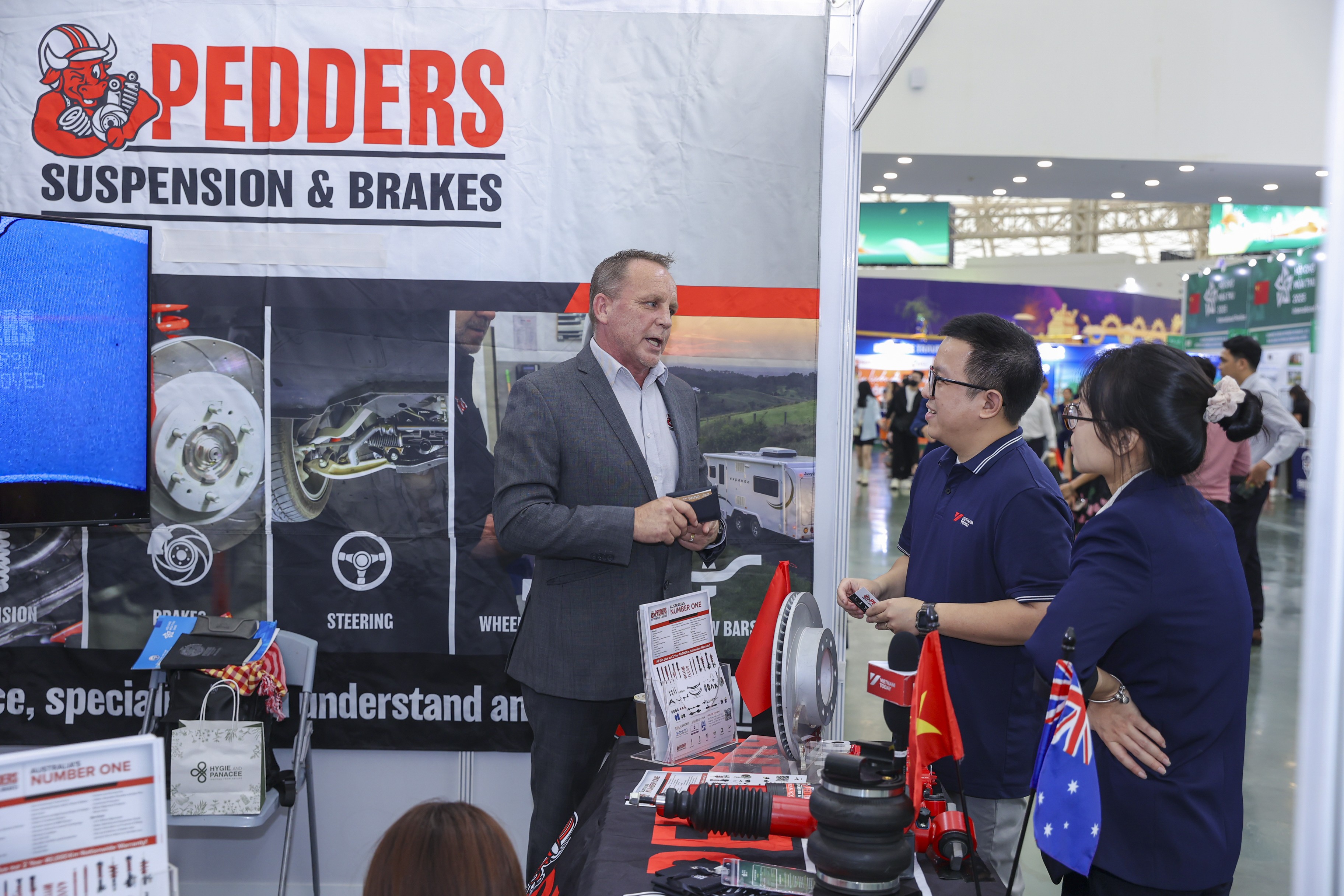 Đại diện gian hàng Australia giới thiệu các mặt hàng phụ tùng ô tô như hệ thống phuộc, lò xo, bộ nâng gầm, các bộ phanh, đĩa phanh... Đại diện gian hàng Australia giới thiệu các mặt hàng phụ tùng ô tô như hệ thống phuộc, lò xo, bộ nâng gầm, các bộ phanh, đĩa phanh...