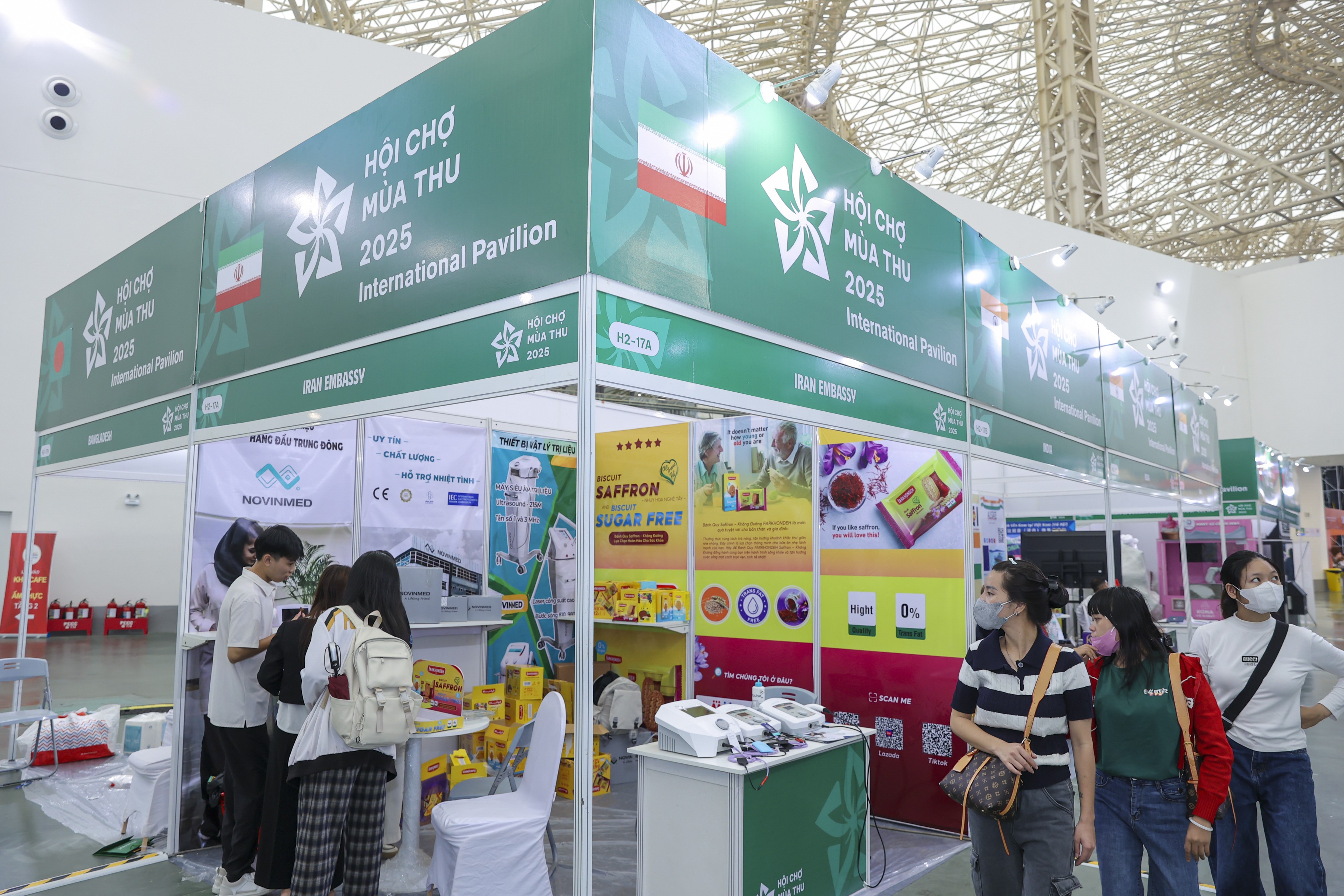 Gian hàng Iran giới thiệu các thiết bị vật lý trị liệu, thực phẩm tốt cho sức khỏe... Gian hàng Iran giới thiệu các thiết bị vật lý trị liệu, thực phẩm tốt cho sức khỏe...