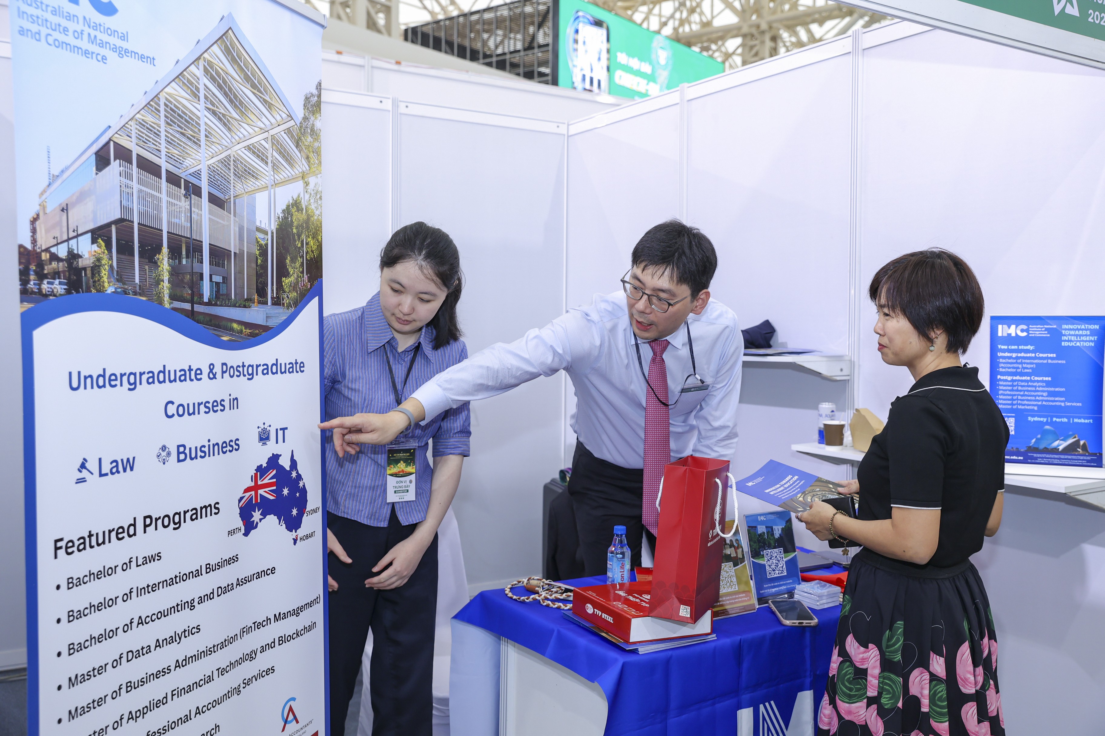 Gian hàng Australia cũng giới thiệu các Chương trình học đại học & sau đại học trong lĩnh vực kinh doanh, luật, công nghệ thông tin... Gian hàng Australia cũng giới thiệu các Chương trình học đại học & sau đại học trong lĩnh vực kinh doanh, luật, công nghệ thông tin...