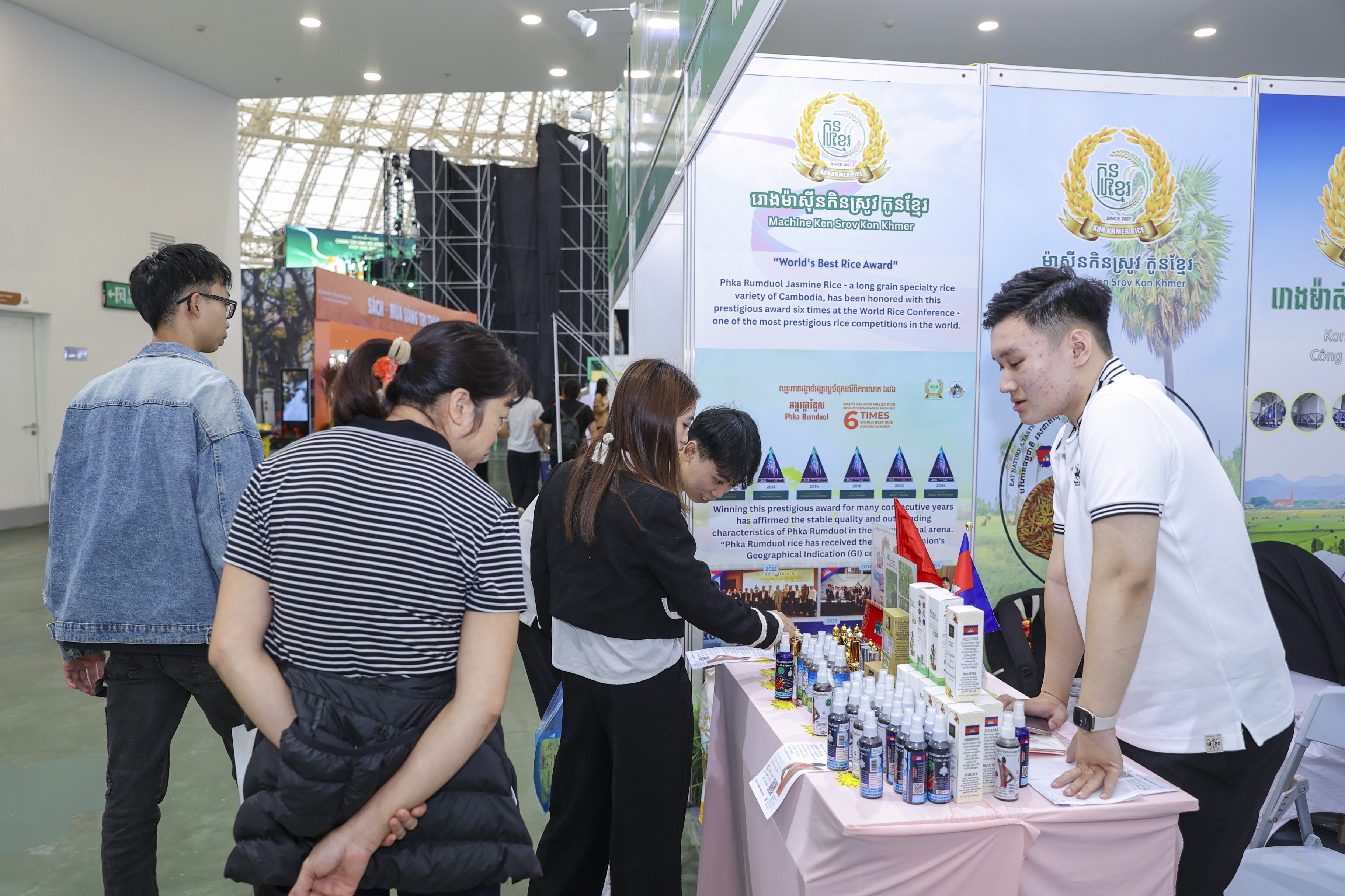 Người bán giới thiệu về dầu gió thảo dược, cao xoa bóp của Campuchia. Người bán giới thiệu về dầu gió thảo dược, cao xoa bóp của Campuchia.