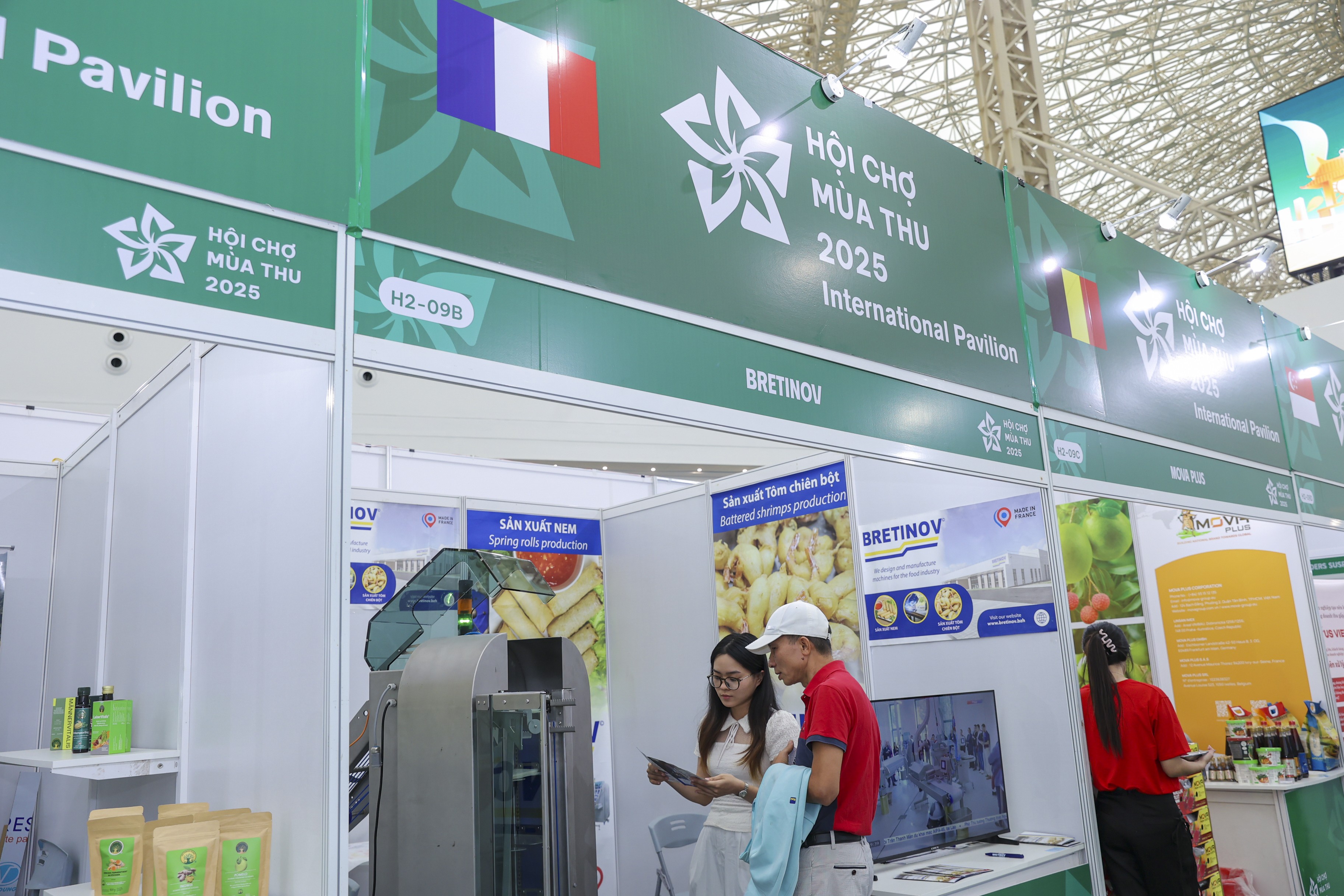 Gian hàng Pháp trưng bày máy sản xuất thực phẩm tự động. Thiết bị có khả năng làm khoảng 2.500 chiếc chả giò/nem mỗi giờ và chỉ cần một người vận hành. Gian hàng Pháp trưng bày máy sản xuất thực phẩm tự động. Thiết bị có khả năng làm khoảng 2.500 chiếc chả giò/nem mỗi giờ và chỉ cần một người vận hành.