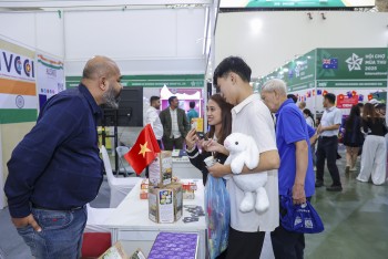 Sắc màu năm châu giữa lòng Hội chợ Mùa Thu