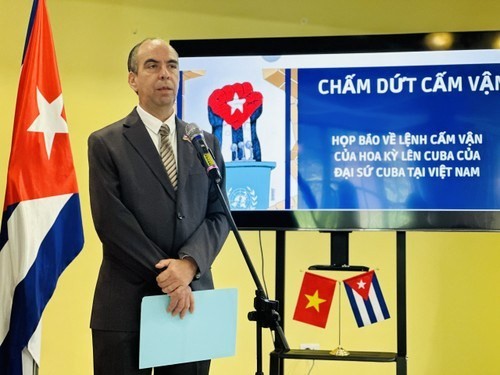 Đại sứ Cuba tại Việt Nam Rogelio Polanco Fuentes phát biểu tại họp báo ngày 28/10/2025. (Ảnh: Đại sứ quán Cuba tại Việt Nam) 