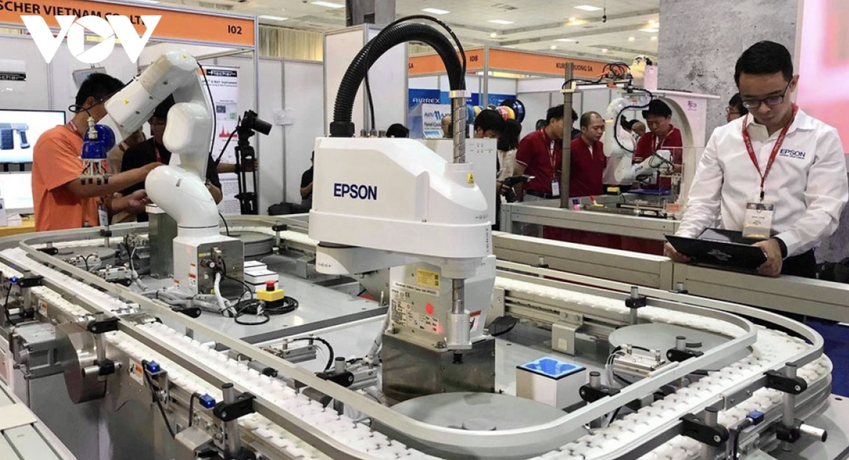 Khi các DN CNHT trở thành mắt xích trong chuỗi cung ứng, sẽ dễ dàng chuyển dịch theo yêu cầu của thị trường. (Ảnh: VOV.VN)