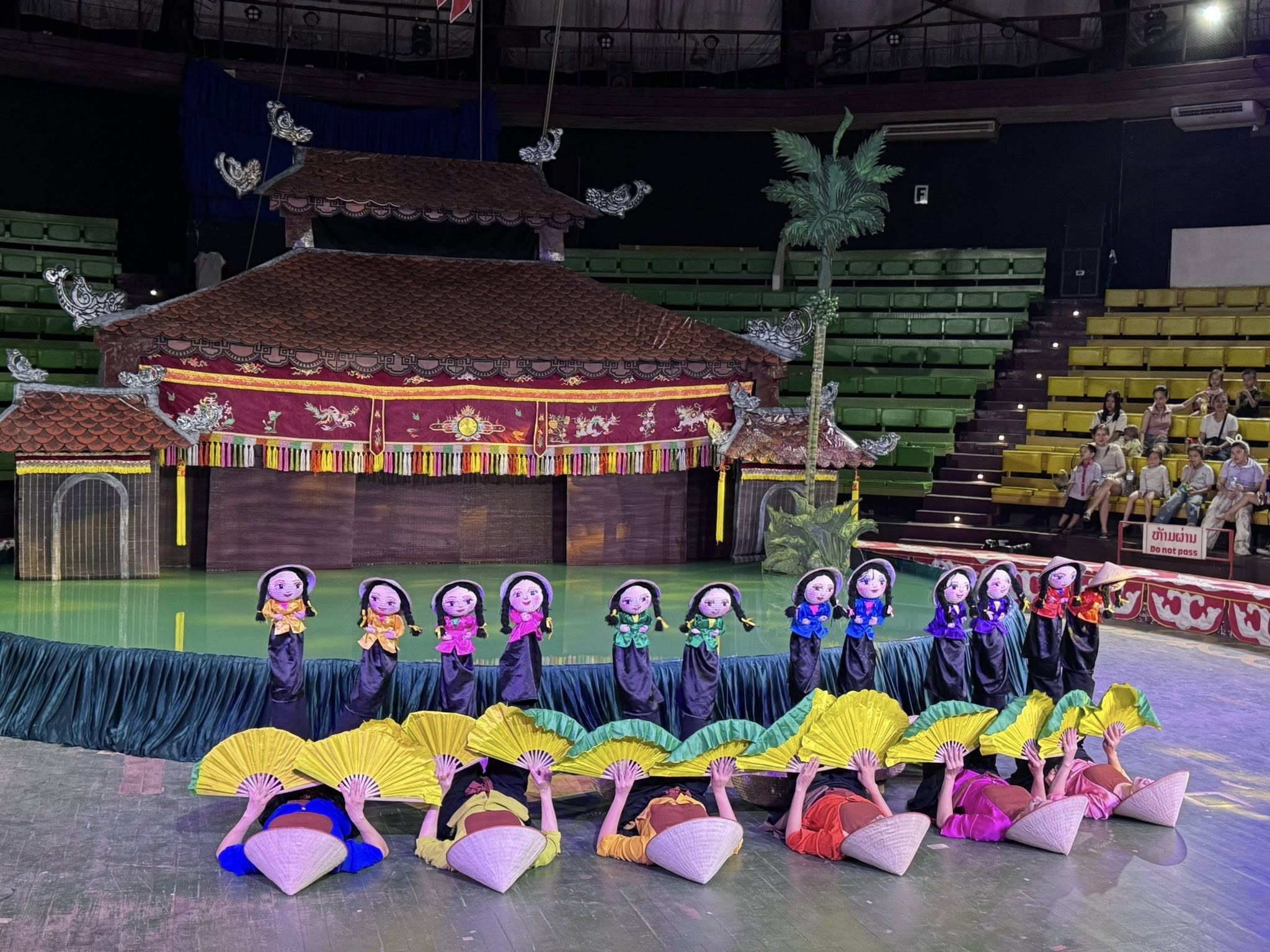 Múa rối nước Việt Nam chinh phục khán giả Lào