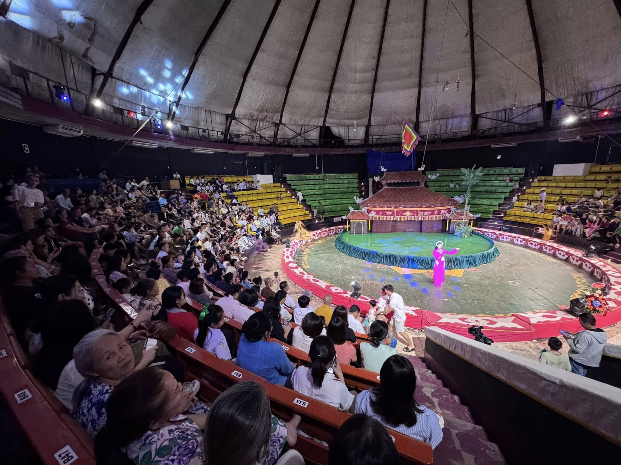 Múa rối nước Việt Nam chinh phục khán giả Lào