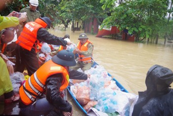 bo doi hai quan tiep te luong thuc thuc pham cho nguoi dan vung lu