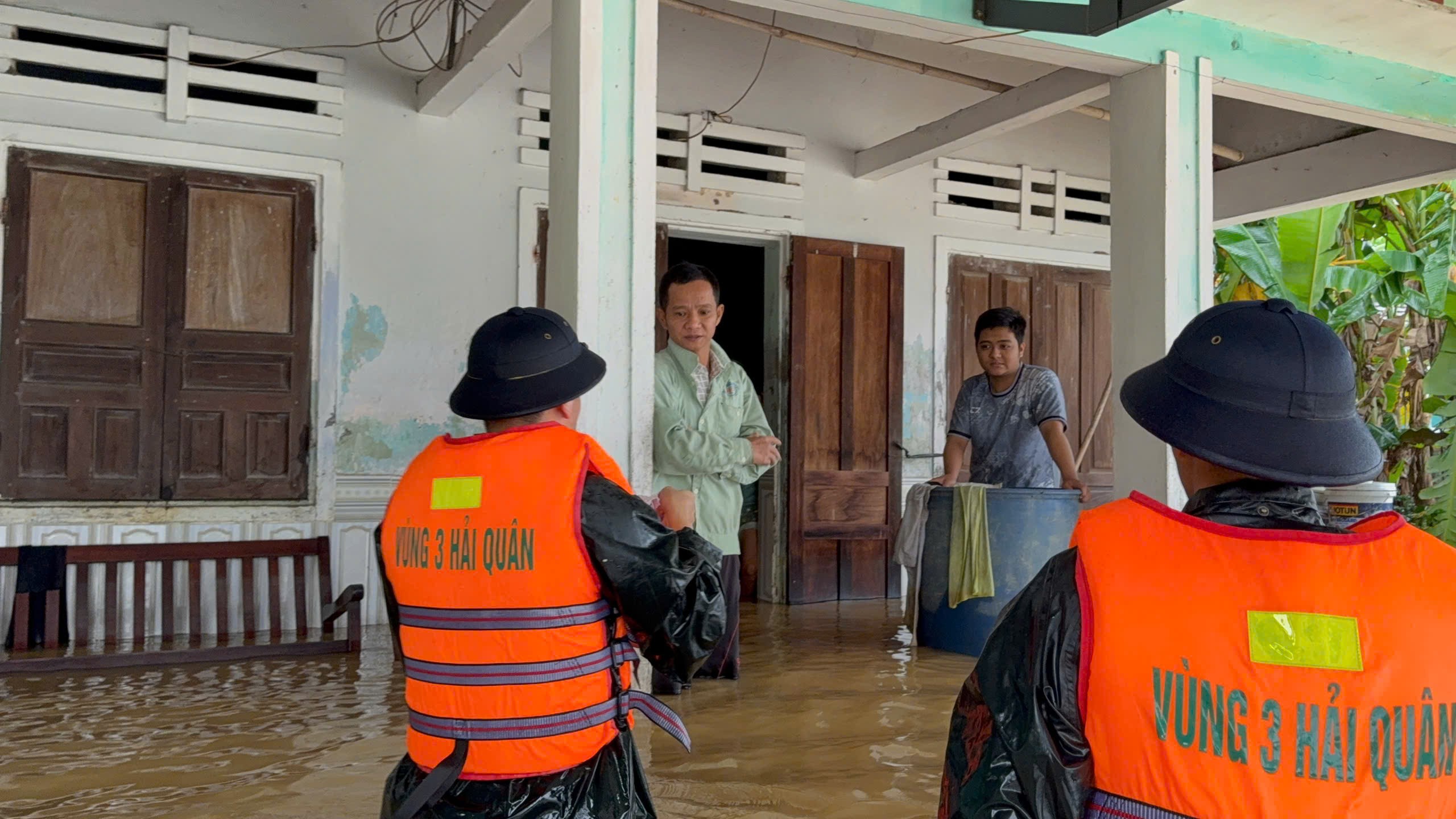 Bộ đội Hải quân tiếp tế lương thực, thực phẩm cho người dân vùng lũ