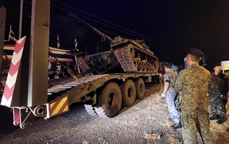 Nhóm quan sát của ASEAN từ Malaysia và Philippines giám sát quá trình rút hai xe tăng M60A3 tại tỉnh Saraburi, Thái Lan ngày 28-10 - Ảnh: Quân đội Thái Lan Nhóm quan sát của ASEAN từ Malaysia và Philippines giám sát quá trình rút hai xe tăng M60A3 tại tỉnh Saraburi, Thái Lan ngày 28-10 - Ảnh: Quân đội Thái Lan