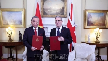 tuyen bo chung ve viec nang cap quan he viet nam anh len doi tac chien luoc toan dien