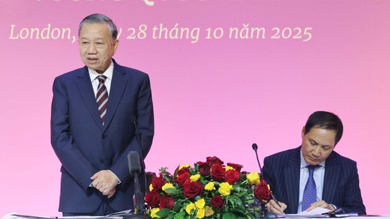 Tổng Bí thư Tô Lâm gặp gỡ cán bộ Đại sứ quán và cộng đồng người Việt Nam tại Anh