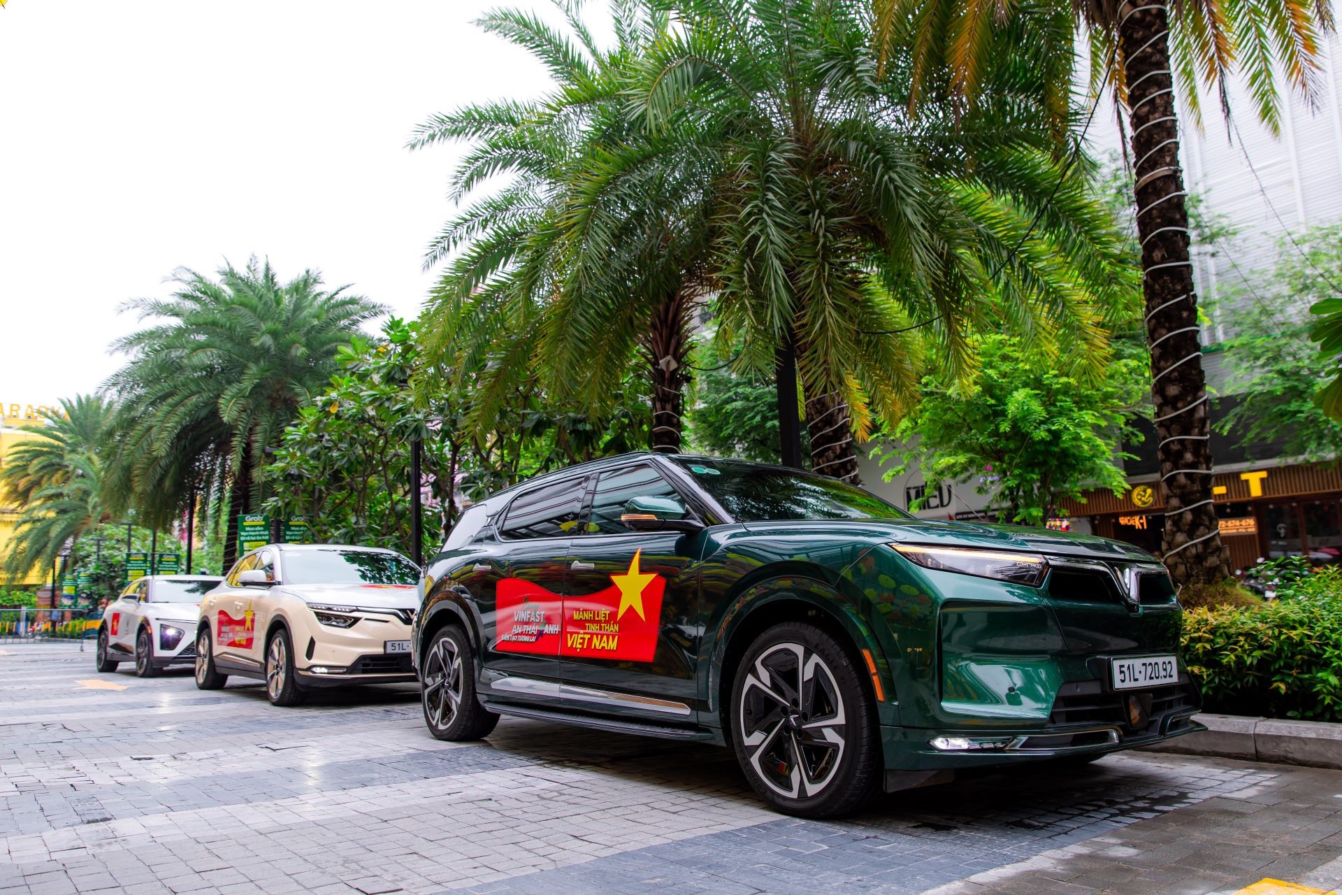 Cuối tuần vừa rồi, khách tham quan TTTM Vạn Hạnh Mall đã có cơ hội chiêm ngưỡng và lái thử 3 dòng xe cao cấp VinFast VF 7, VF 8, VF 9.