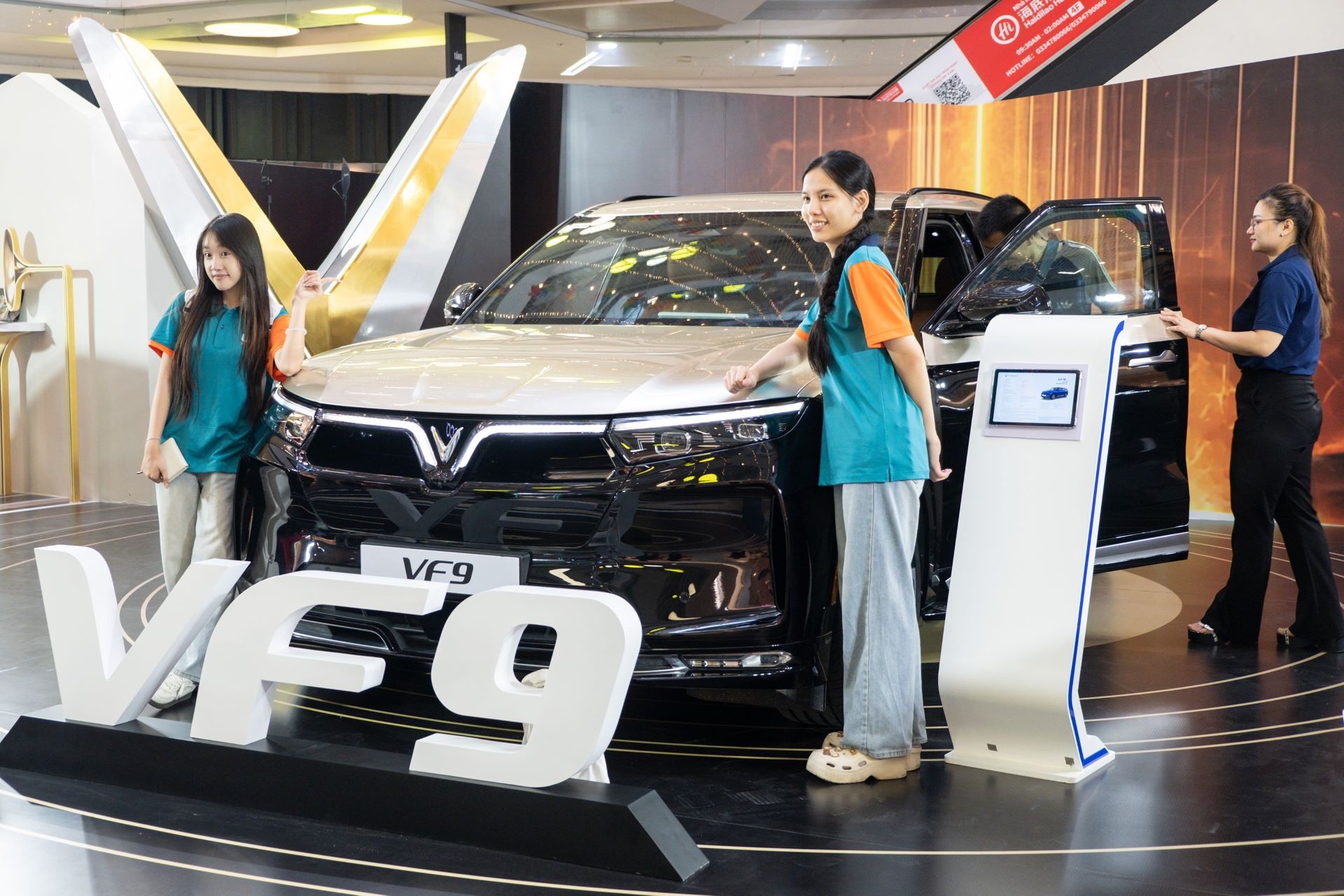 VF 9 được nhiều khách hàng ghé thăm TTTM Vạn Hạnh Mall chú ý nhờ vẻ ngoài bề thế.