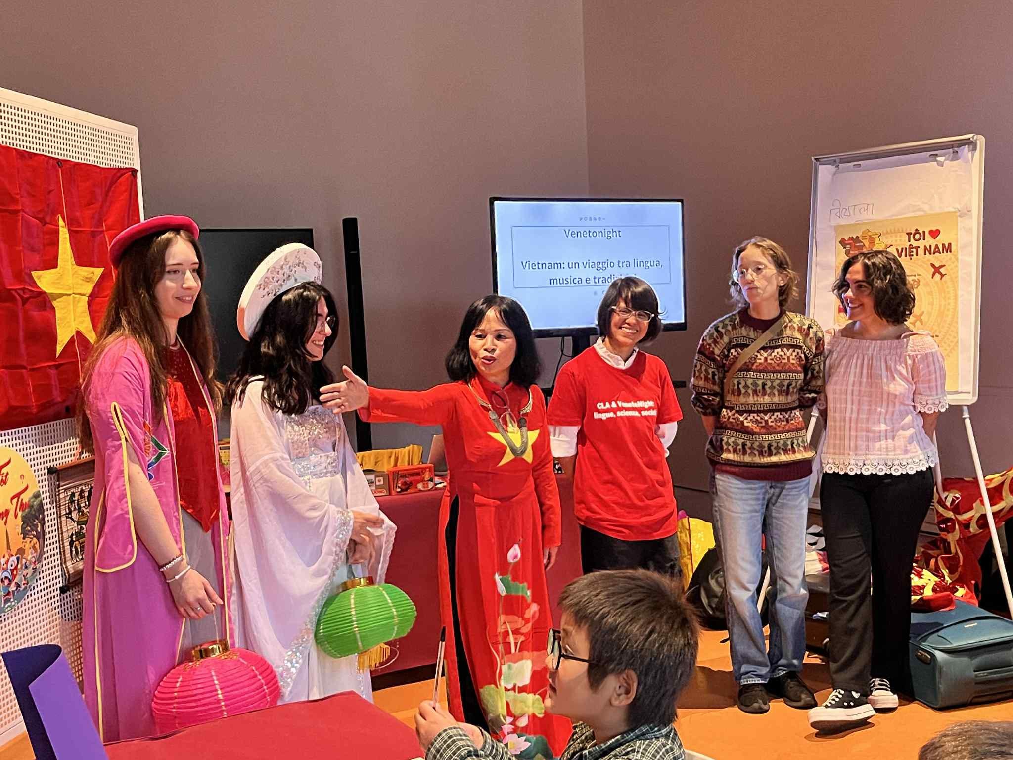 Giữ tiếng Việt bằng nhạc cụ và ẩm thực