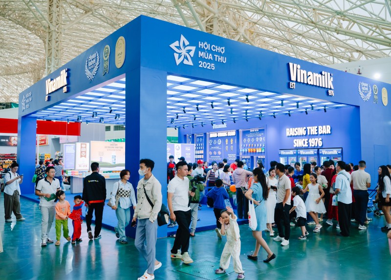 Hình 2 (Báo chọn 1 trong các hình): Vinamilk hiện diện và khẳng định vị thế thương hiệu sữa hàng đầu Việt Nam, vươn tầm Quốc tế tại các triển lãm, hội chợ lớn. Ảnh: Vi Nam