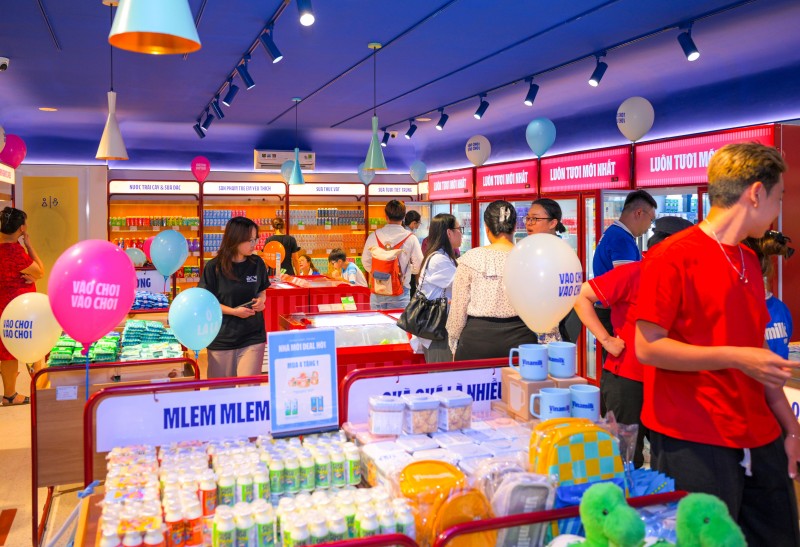 Hình 3 (Báo chọn 1 trong 2 hình): Các cửa hàng Vinamilk đã được thay đổi đồng bộ theo nhận diện thương hiệu mới. Ảnh: Vi Nam