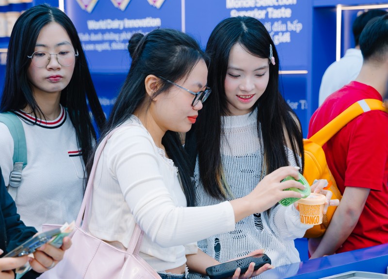 Hình 4 (Báo chọn 1 trong các hình): Các sản phẩm mới của Vinamilk tạo ra xu hướng mới, thu hút người tiêu dùng trải nghiệm. Ảnh: Vi Nam