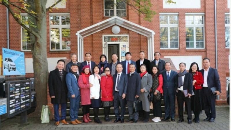 Đoàn công tác chụp ảnh kỷ niệm tại Trung tâm thương mại Đồng Xuân Berlin. (Ảnh: Đại sứ quán Việt Nam tại Cộng hòa Liên bang Đức)