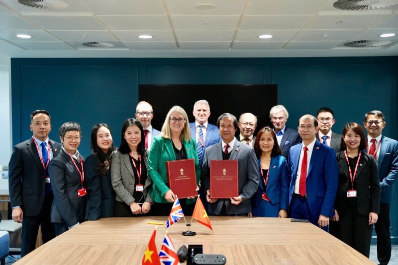 Bộ trưởng Nguyễn Kim Sơn và Bộ trưởng Baroness Smith chụp hình lưu niệm. Bộ trưởng Nguyễn Kim Sơn và Bộ trưởng Baroness Smith chụp hình lưu niệm.