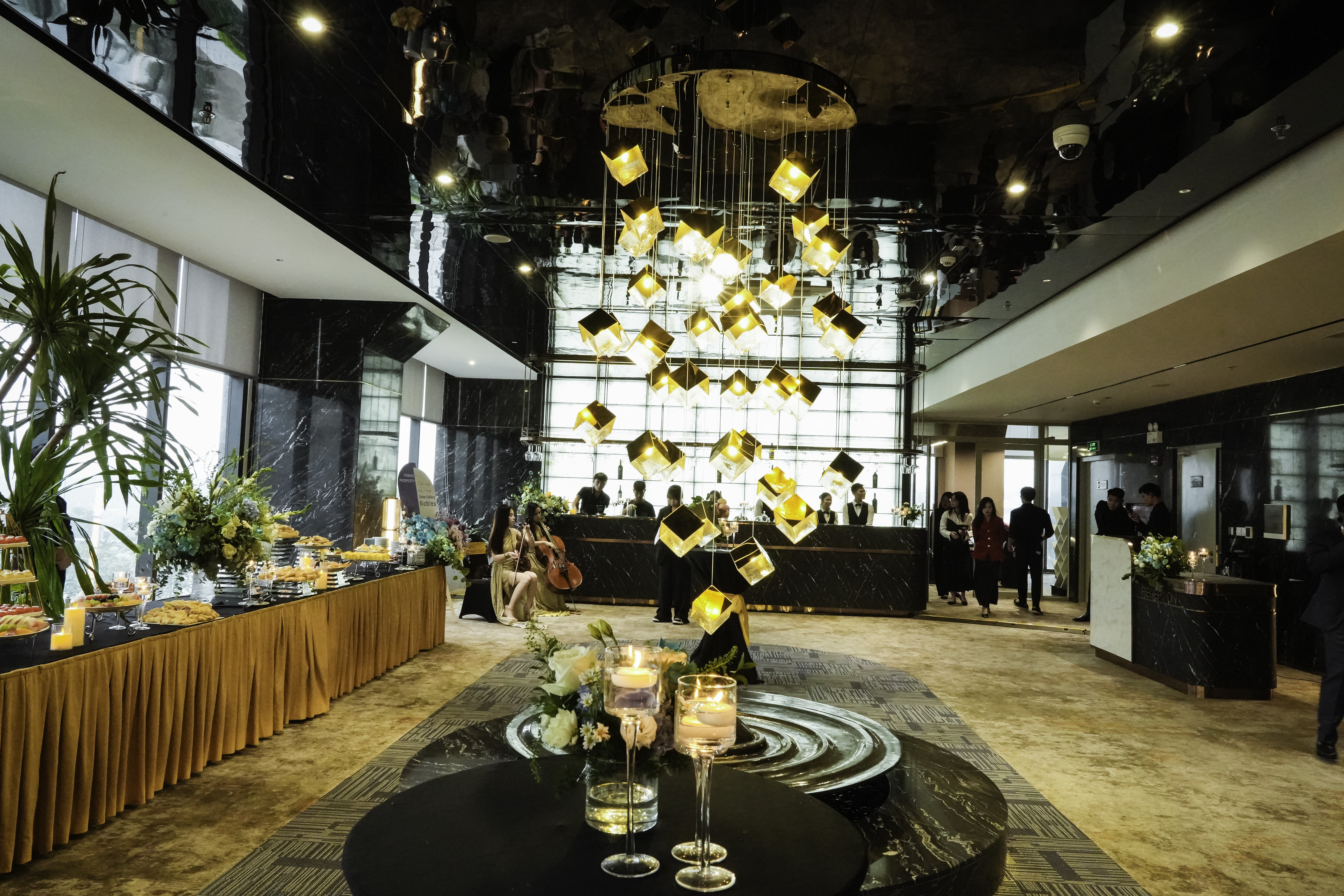 Mỗi chi tiết, vật liệu tại NobleX Sales Gallery đều được chọn lựa kỹ lưỡng để chuyển tải trọn vẹn tinh thần của Nhà Sunshine – nơi tiêu chuẩn thiết kế, chất lượng thi công và công nghệ vận hành thông minh được tái hiện đồng bộ theo triết lý “giá trị thực cho người dùng cuối”. 