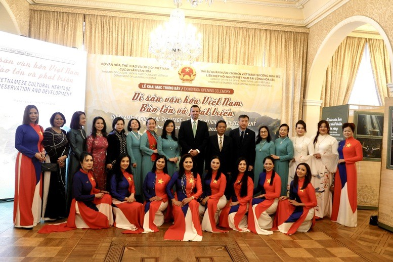 Trưng bày góp phần tiếp tục củng cố và phát triển quan hệ hữu nghị, hợp tác giữa hai quốc gia nhân dịp kỷ niệm 75 năm thiết lập quan hệ ngoại giao Việt Nam – Séc. Trưng bày góp phần tiếp tục củng cố và phát triển quan hệ hữu nghị, hợp tác giữa hai quốc gia nhân dịp kỷ niệm 75 năm thiết lập quan hệ ngoại giao Việt Nam – Séc.