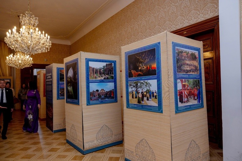 Gần 200 hình ảnh, hiện vật tiêu biểu, trưng bày đã giới thiệu tổng quan về di sản văn hóa Việt Nam và quá trình bảo vệ, phát huy giá trị di sản văn hóa ở Việt Nam. Gần 200 hình ảnh, hiện vật tiêu biểu, trưng bày đã giới thiệu tổng quan về di sản văn hóa Việt Nam và quá trình bảo vệ, phát huy giá trị di sản văn hóa ở Việt Nam.