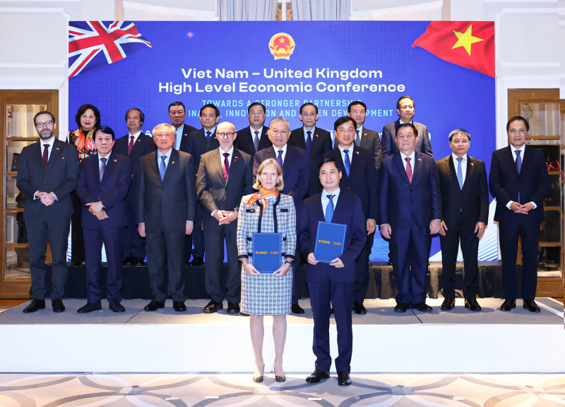 Tổng Bí thư Tô Lâm, Đặc phái viên Thương mại của Chính phủ Anh Matt Western chứng kiến ông Ngô Chí Dũng, Chủ tịch HĐQT kiêm Tổng Giám đốc Công ty Vắc xin Việt Nam VNVC và bà Kaja Natland, Phó Chủ tịch cấp cao GSK vùng châu Á - Thái Bình Dương, khu vực quốc tế trao văn kiện hợp tác. Ảnh: HTN