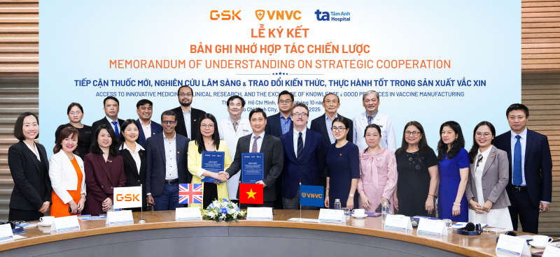 Lễ ký kết Bản ghi nhớ hợp tác chiến lược giữa VNVC - Tâm Anh - GSK diễn ra dưới sự chứng kiến của Phó Tổng Lãnh sự Anh tại TP.HCM William Lawrenson, tháng 10/2025. Ảnh: Thanh Luận