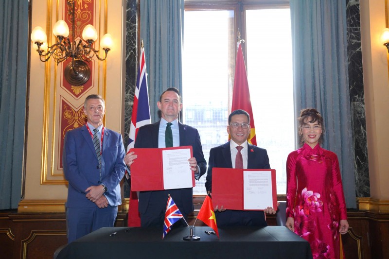 Tổng Giám đốc Vietjet Đinh Việt Phương (giữa, phải) và ông Ewen McDonald, Tổng Giám đốc Thương mại Tập đoàn Rolls-Royce (giữa, trái) ký kết hợp đồng động cơ và dịch vụ động cơ Trent 7000 trị giá 3,8 tỷ Đô la Mỹ tại Bộ Ngoại giao Anh.
