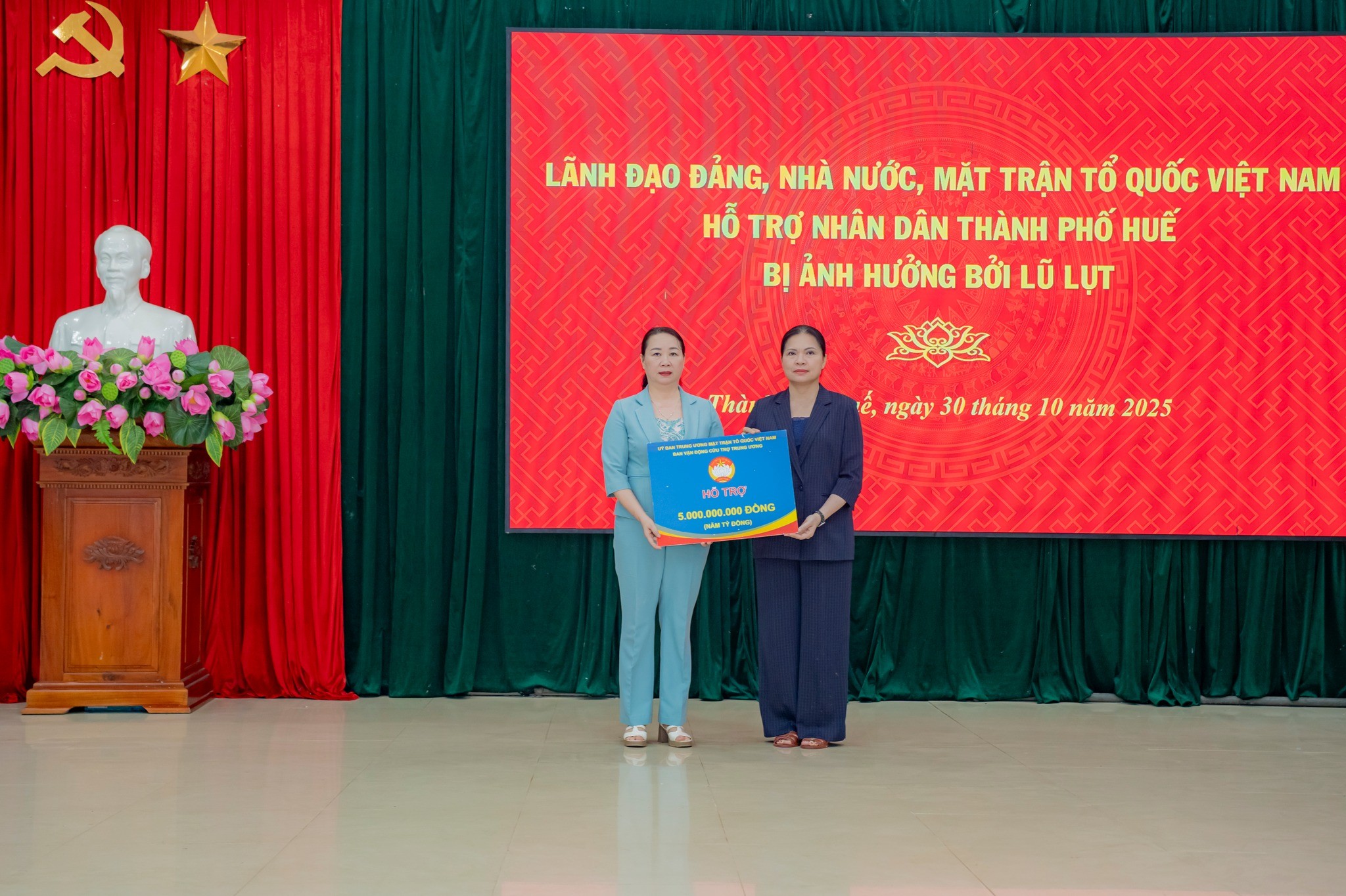 bà Hà Thị Nga, Ủy viên Trung ương Đảng, Phó Chủ tịch Ủy ban Trung ương MTTQ Việt Nam trao hỗ trợ cho thành phố Huế số tiền 5 tỷ đồng   
