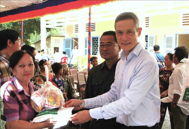 Khám, chữa bệnh từ thiện cho người dân ở miền Nam Campuchia Chú thích ảnh