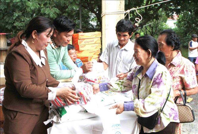 Khám, chữa bệnh từ thiện cho người dân ở miền Nam Campuchia Chú thích ảnh