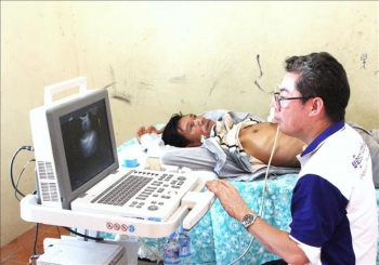 Khám, chữa bệnh từ thiện cho người dân ở miền Nam Campuchia