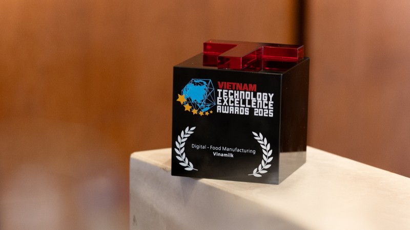 Ảnh 1A hoặc Ảnh 1B: Vinamilk là doanh nghiệp sữa duy nhất của Đông Nam Á được vinh danh tại hạng mục Chuyển đổi số - Sản xuất thực phẩm tại ATEA 2025 (Ảnh: BTC).