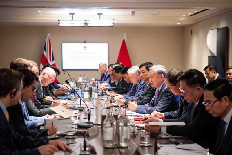 Tổng Bí thư Tô Lâm và các đồng chí trong Đoàn đại biểu cấp cao Việt Nam dự Toạ đàm với các chuyên gia công nghệ của Anh và thế giới về AI và Chip bán dẫn. Tổng Bí thư Tô Lâm và các đồng chí trong Đoàn đại biểu cấp cao Việt Nam dự Toạ đàm với các chuyên gia công nghệ của Anh và thế giới về AI và Chip bán dẫn.