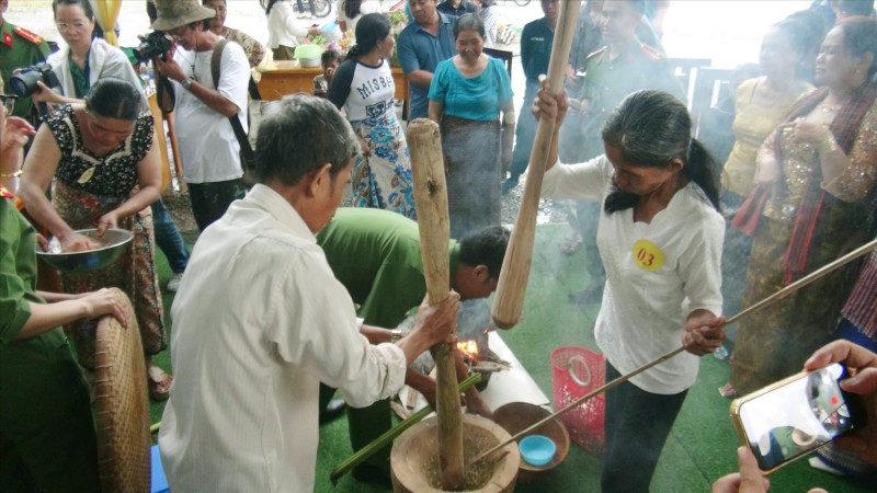 An Giang: Sôi nổi trò chơi dân gian chào mừng Lễ hội Óc Om Bóc của đồng bào Khmer