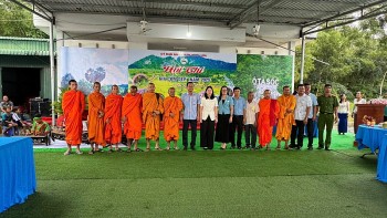 an giang soi noi tro choi dan gian chao mung le hoi oc om boc cua dong bao khmer