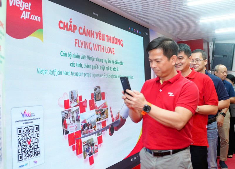 Cán bộ, nhân viên Vietjet chung tay ủng hộ đồng bào bị ảnh hưởng bởi bão lũ.