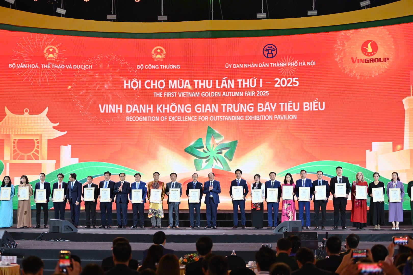 Gần 5.000 tỷ đồng giao dịch khẳng định sức hút của Hội chợ Mùa Thu năm 2025 Gần 5.000 tỷ đồng giao dịch khẳng định sức hút của Hội chợ Mùa Thu năm 2025