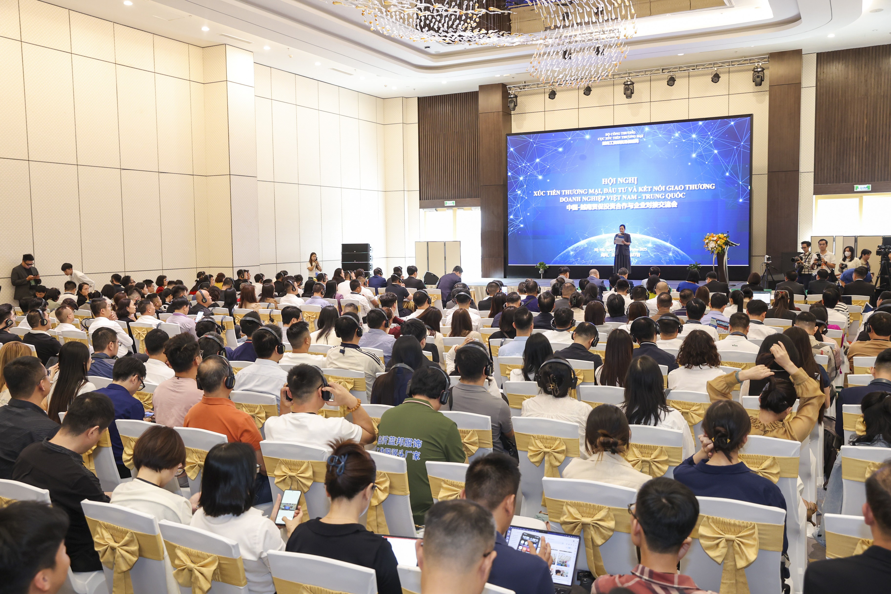 Gần 5.000 tỷ đồng giao dịch khẳng định sức hút của Hội chợ Mùa Thu năm 2025 Gần 5.000 tỷ đồng giao dịch khẳng định sức hút của Hội chợ Mùa Thu năm 2025