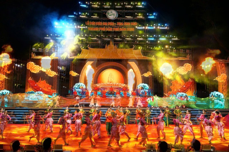 Cần Thơ khai mạc Lễ hội Oóc Om Bóc - Đua ghe Ngo 2025: Rực rỡ sông trăng, bừng sáng di sản