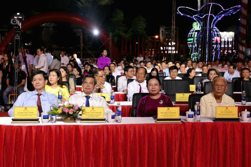 Cần Thơ khai mạc Lễ hội Oóc Om Bóc - Đua ghe Ngo 2025: Rực rỡ sông trăng, bừng sáng di sản