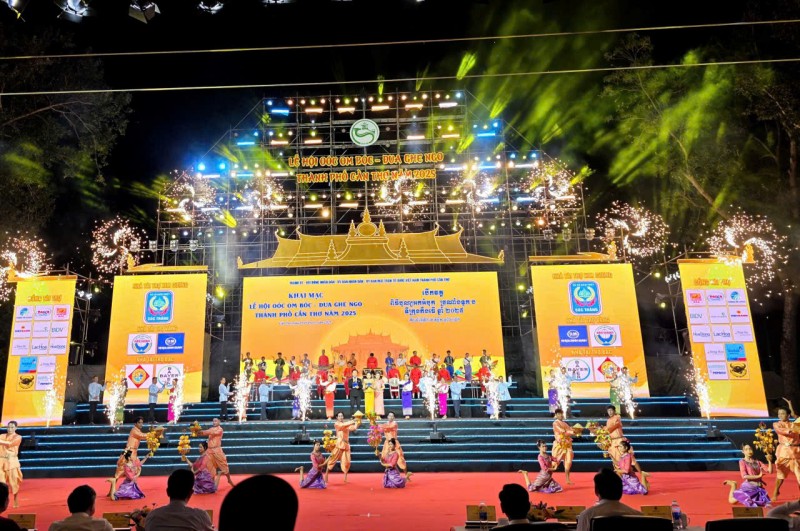 Cần Thơ khai mạc Lễ hội Oóc Om Bóc - Đua ghe Ngo 2025: Rực rỡ sông trăng, bừng sáng di sản